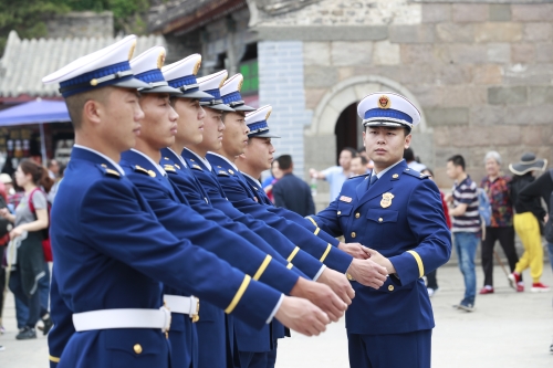 消防员救火场景